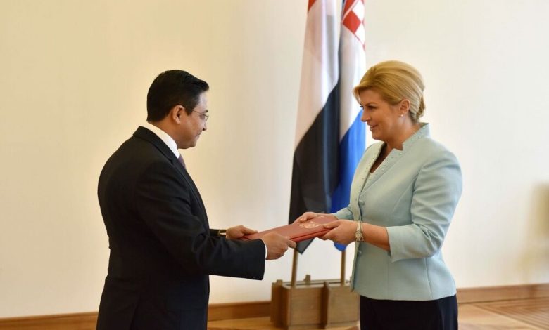 رئيسة كرواتيا تتسلم اوراق اعتماد سفير اليمن هيثم شجاع الدين