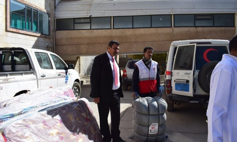 الهلال الاحمر بمحافظة صنعاء يقدم فرش وبطانيات لمستشفى 22 مايو بضلاع