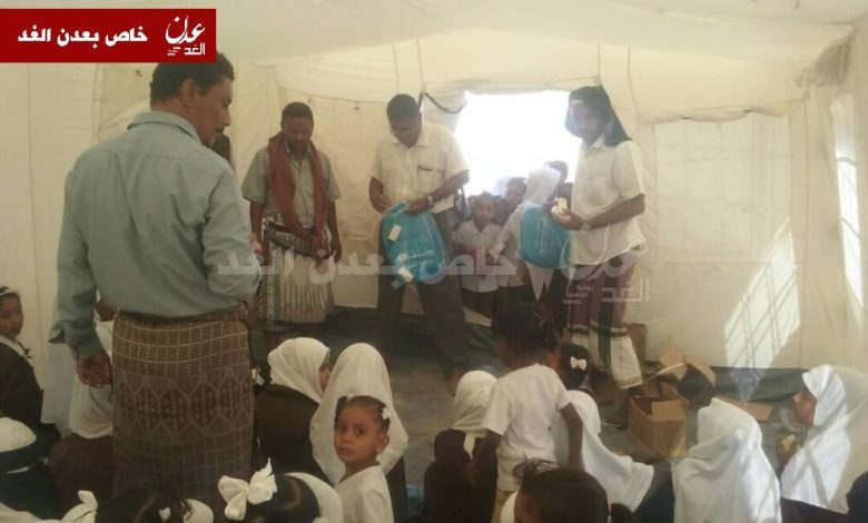 ابين:بدعم من منظمة اليونيسف توزيع حقائب مدرسية وأدوات نظافة لطلاب مدارس مديرية احور