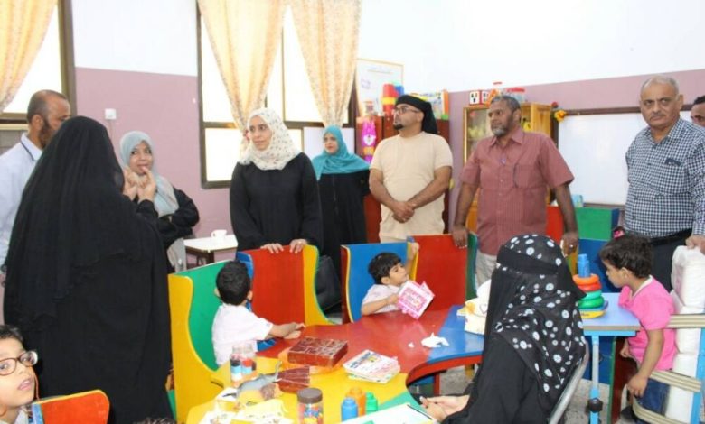 الوزيرة الكمال تزور جمعية ذوي الاحتياجات الخاصة ومركز صناعة الأطراف بالعاصمة المؤقتة عدن