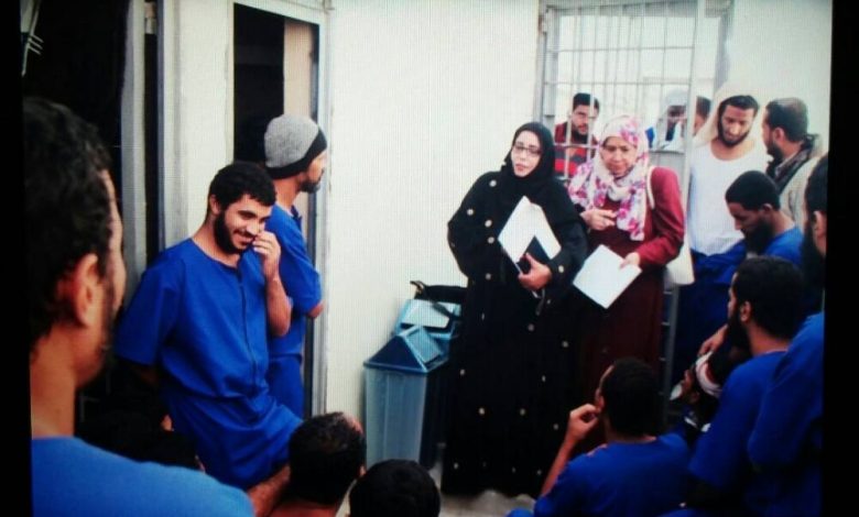 اللجنة الوطنية تزور نزلاء سجن بئر أحمد ومواقع المهاجرين والنازحين بالشعب والاسرى من الجرحى الحوثيين