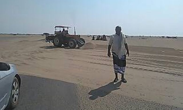 وكيل محافظة لحج يقوم بازالة الرمال المتحركة بالخط الدولي الساحلي بالمضاربة