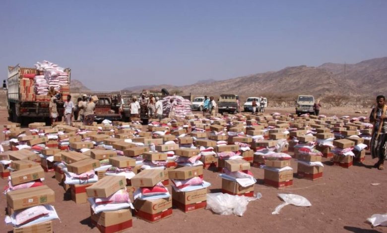الهلال الأحمر الإماراتي يوزع مساعدات إنسانية لسكان منطقة كرش بمحافظة لحج