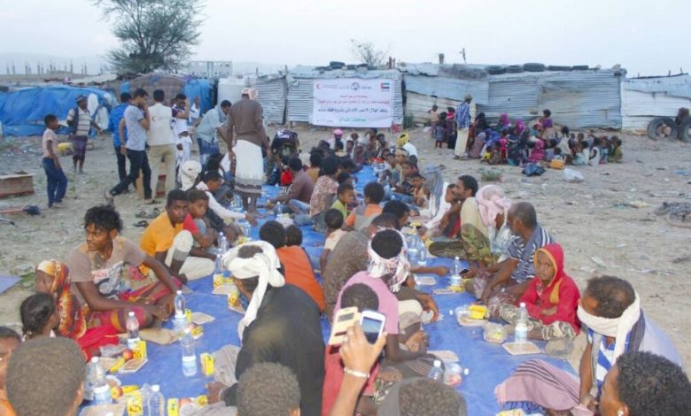 الهلال الأحمر" ينظم إفطارا جماعيا للأسر النازحة والأشد فقرا في الضالع