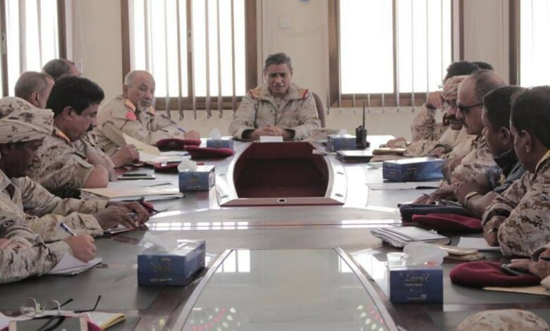 محافظ حضرموت يعقد إجتماعا هاما مع قادة الألوية والوحدات والأجهزة الأمنية والعسكرية بالمحافظة