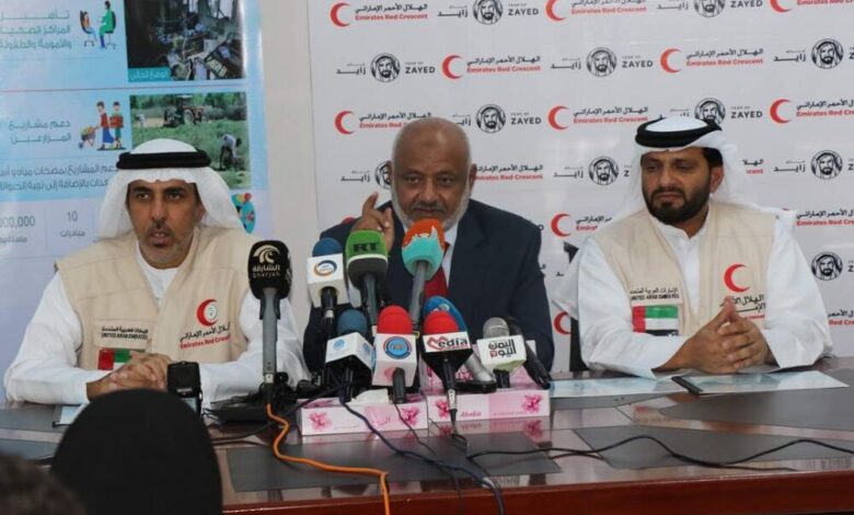 مدير العمليات الإنسانية لدولة الإمارات ومحافظ الحديدة يعقدان مؤتمراً صحفياً في المخا
