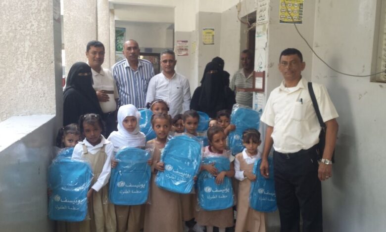 توزيع حقائب مدرسية على طالبات مدرسة عذبان الاساسية للبنات بمديرية الحوك بالحديدة