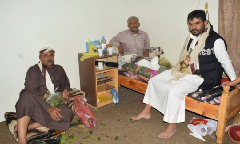 قيادات محور البيضاء تزور الشيخ العاقل بمقر إقامته بعد مغادرته المستشفى بمحافظة مأرب