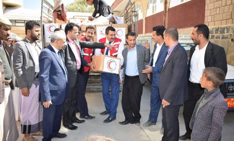 الهلال الأحمر بصنعاء يسلم 500 محاليل جلسة غسيل كلوي لمستشفى 22 مايو بضلاع همدان