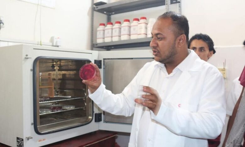 مدير عام مكتب الصحة بالمهرة يفتتح مختبر الأحياء الدقيقة بمستشفى الغيضة المركزي