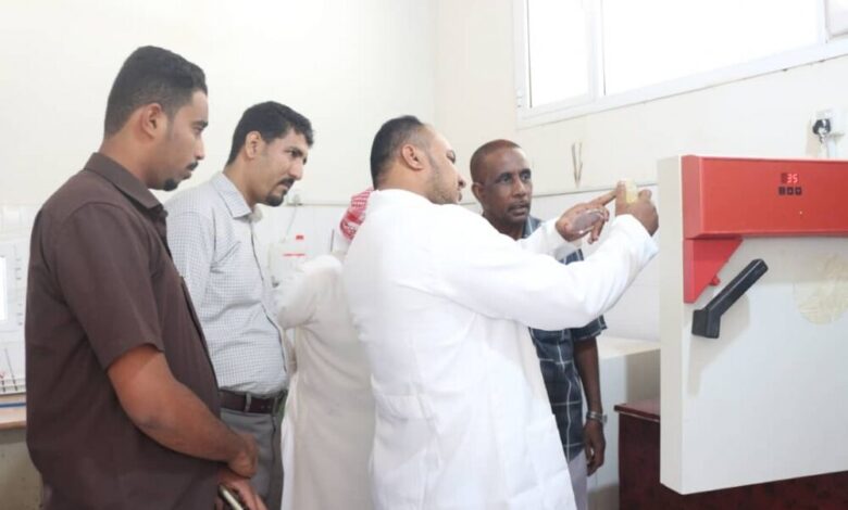 مدير عام مكتب الصحة بالمهرة يفتتح مختبر الأحياء الدقيقة بمستشفى الغيضة المركزي