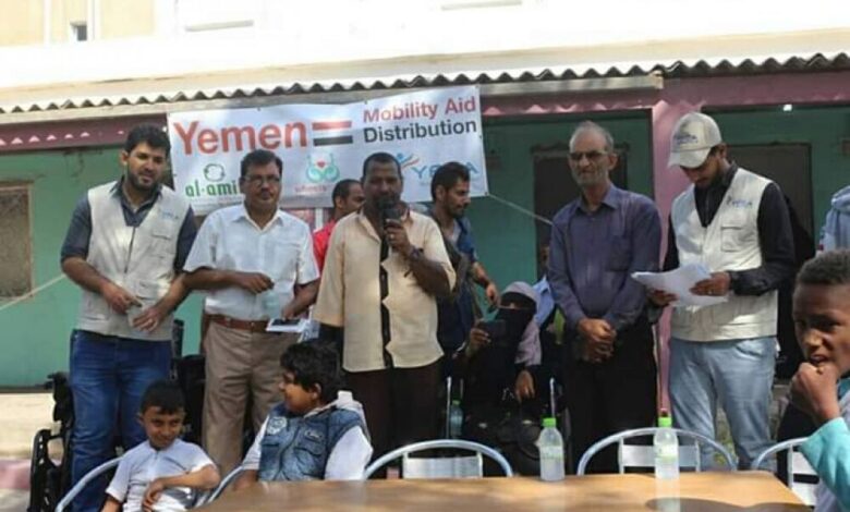 الجمعية اليمنية لرعاية الاسرة توزع عدد من الكراسي المتحركة لمعاقي عدن