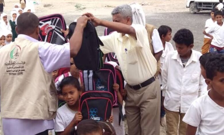 غسان شيخ ونادر احمد يدشنان توزيع الحقيبة المدرسية على مدارس زنجبار