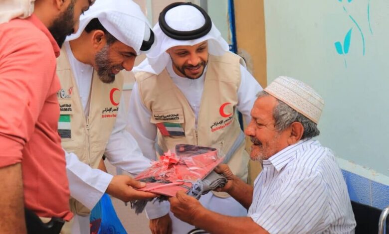 الهلال الأحمر الإماراتي يلبي احتياجات دار العجزة والمسنين بعدن