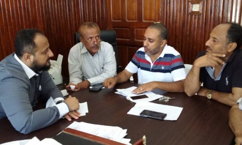 مدير البريقة يناقش الإجراءات لتنفيذ مشروع الرصف الحجري في مدينة الشعب
