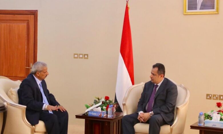 لقاء يجمع رئيس الوزراء مع محافظ لحج اللواء أحمد عبدالله التركي