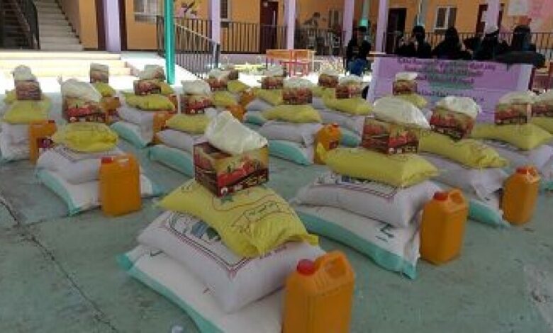 مبادرة جود تدشن توزيع السلل الغذائية للنازحين الأشد فقرا في مديرية الحوطة