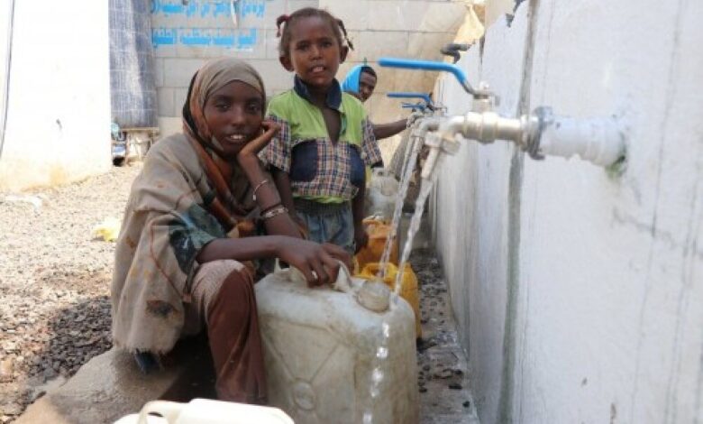 اليونيسف: توزيع مياه طارئة ومساعدات إنسانية على 350 ألف نازح يمني