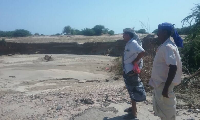 مدير عام احور يتفقد الأضرار التي خلفتها سيول الأمطار في الأراضي الزراعية بالمديرية