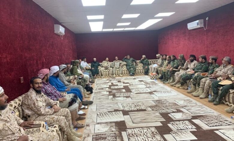قائد التحالف في عدن يلتقي قيادات الدوائر وألوية وكتائب وأحزمة الدعم والإسناد