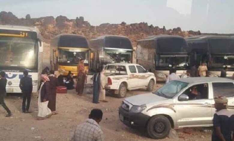 الحكومة اليمنية تدين احتجاز مئات المسافرين من قبل المليشيا الحوثي بذريعة الحجر الصحي