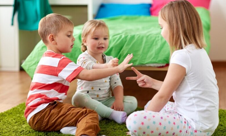 3 طرق لتشجيع أطفالك على التعامل معاً بلطف خلال فترة الحجر الصحي