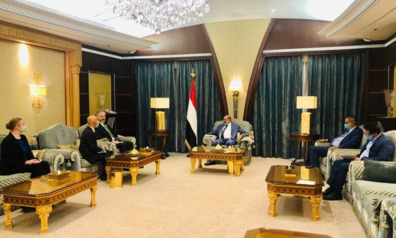 رئيس مجلس النواب ونائبه يستقبلان السفير الأمريكي في اليمن