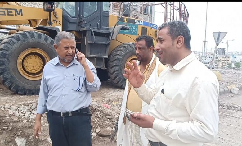 مدير عام نظافة عدن يشرف على أعمال شفط مياه الأمطار ورفع المخلفات في عدد من مديريات