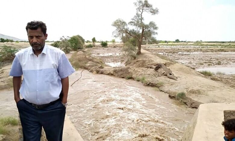 محافظ أبين يشرف على عملية الري بقناة ميكلان ويكلف لجنة للإطلاع على اضرار السيول