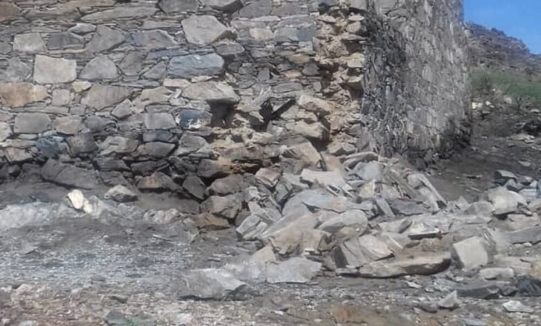 حصن بازقامة أحد المعالم التاريخية بجيشان يتعرض جزء منه للهدم بسبب الأمطار