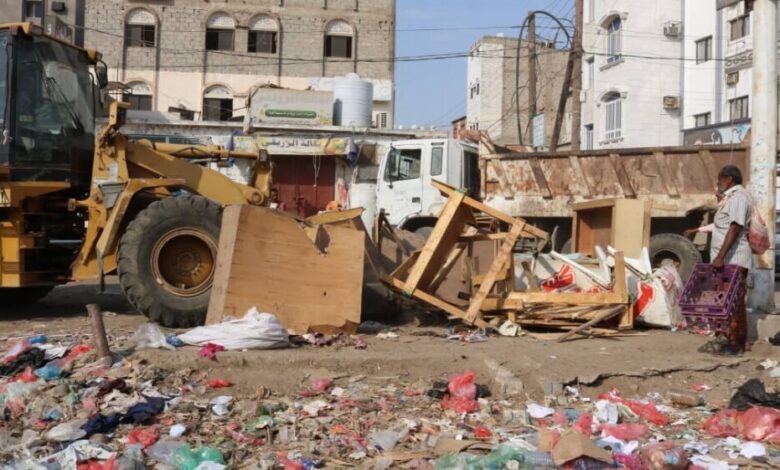 مدير الشيخ عثمان يشرف على حملة إزالة البسطات والنظافة بفرزة الهاشمي  (صور)