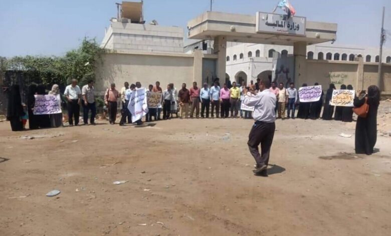 اكاديميو جامعة عدن ينفذون وقفة احتجاجية للمطالبة بتسوية مرتباتهم والإفراج عن أكاديمي معتقل