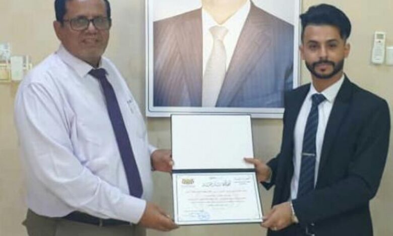 الحكومة تكرم رئيس الهيئة العامة للطيران المدني والارصاد بمحافظة عدن