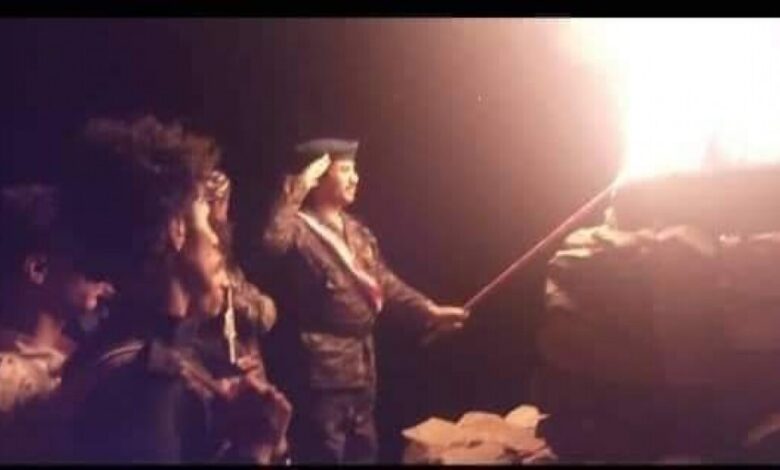 قائد القوات الخاصة محور إب العميد أحمد سمنان يوقد شعلة الثورة في مقر اللواء بجميمة مريس.