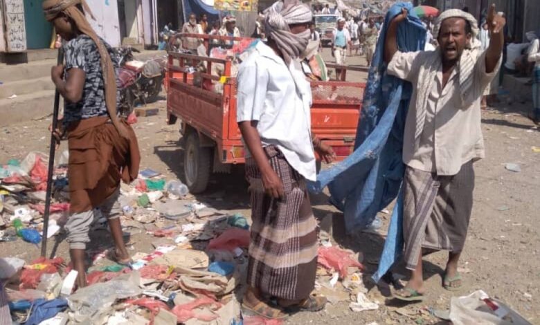 صندوق نظافة مسيمير لحج ينفذ حملة لتنظيف سوق عاصمة المديرية.