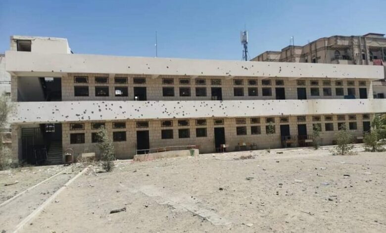 صور للأضرار في مدرسة وسط مدينة مأرب جراء سقوط صاروخ أطلقه الحوثيون