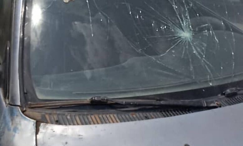 نقابة النقل الثقيل تدين تعرض سيارة عضو اللجنة الإشرافية للتحطيم في عدن