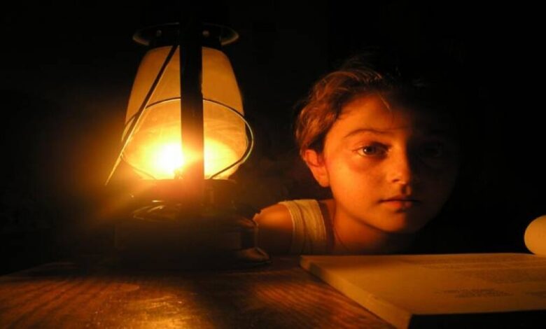 استمرار الانقطاع الطويل في التيار الكهربائي رغم انتهاء الصيف يفاقم اليأس بين المواطنين في عدن
