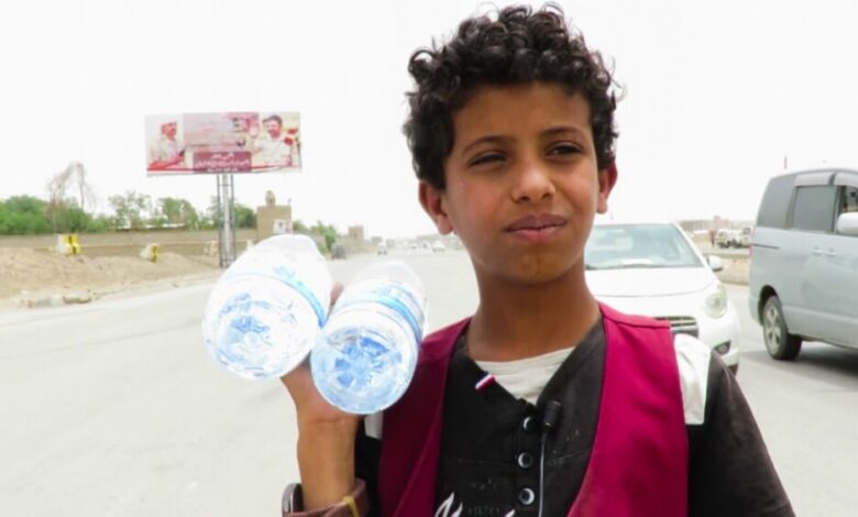 أطفال نازحون في اليمن يتحولون إلى مكافحين..منعهم من إكمال دراستهم الحرب والنزوح