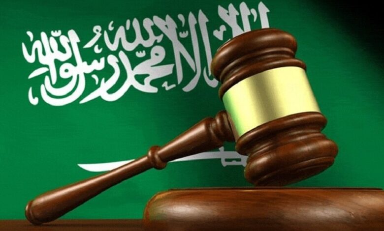 السعودية توقف قاضيين عن العمل بسبب قضيتي تحريم "المعسل" والحلاقة‎