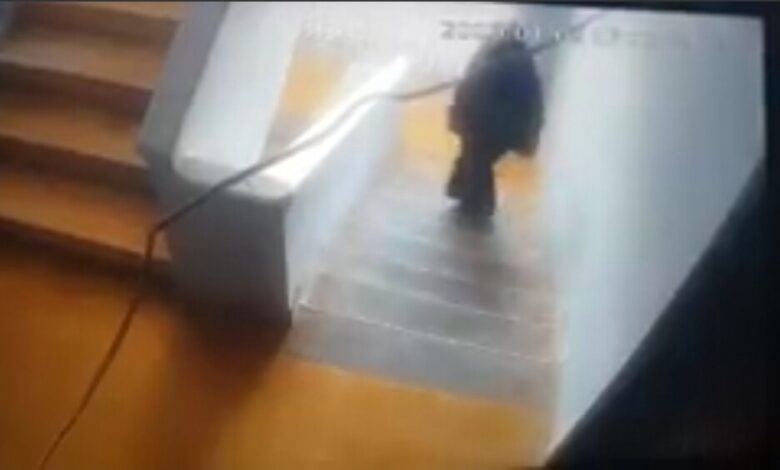 امرأة تسرق منزل مدير البنك الاهلي بعدن (فيديو)