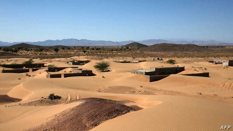 عمانيون يسعون لإحياء قرية طمستها رمال الصحراء قبل 30 عاما