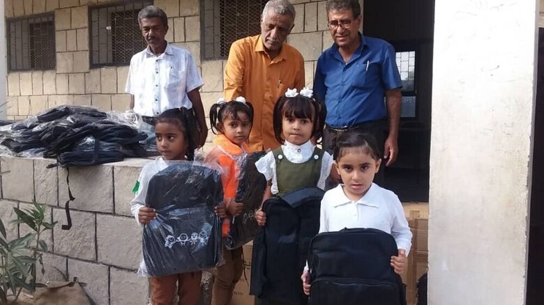 مدير تربية خنفر يشرف على توزع الحقيبة المدرسية لطلاب مدرسة الغافقي بالحصن