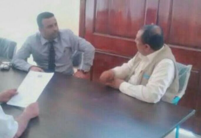 وكيل وزارة الصحة والسكان يلتقي بمدير صحة المحفد في مكتبة بالعاصمة عدن