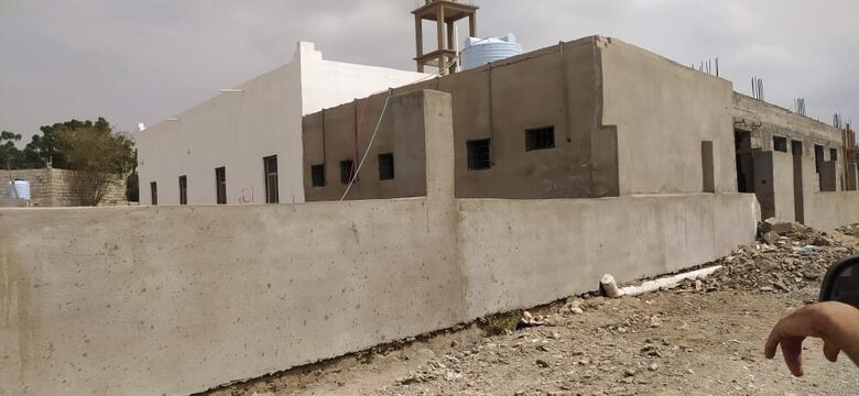 بناء عشوائي يطوق مسجدا في بساتين دارسعد بعدن