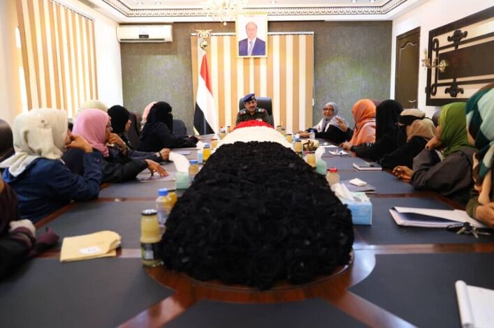 وزير الداخلية يشيد بدور الكوادر النسوية في الوزارة
