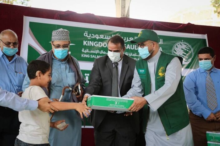 مركز الملك سلمان للإغاثة يدشن توزيع 5000 طن من التمور ل 12 محافظة يمنية