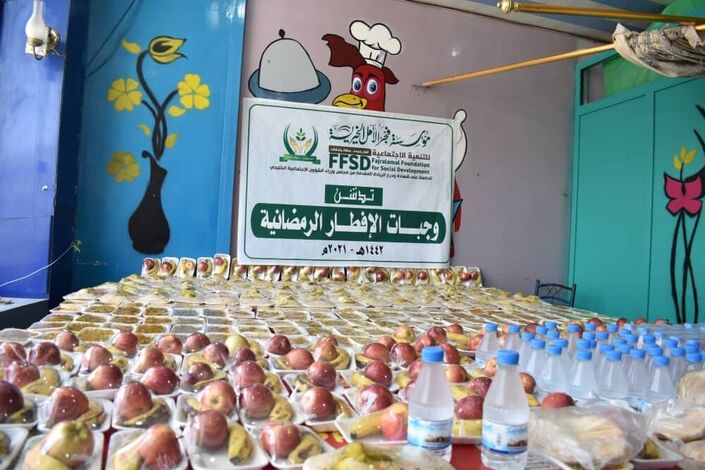 فجر الأمل تُدشن مشروع توزيع وجبات الإفطار الرمضانية في مدينة تعز