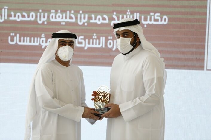 الشيخ أحمد بن محمد بن راشد آل مكتوم يكرم الفائزين بجائزة وطني الإمارات للعمل الإنساني في ختام دورتها الثامنة