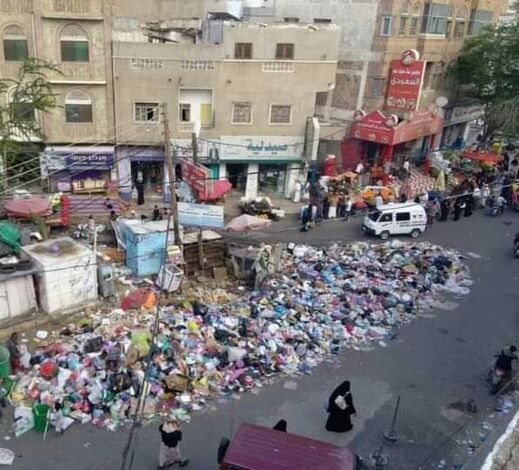 بسبب إضراب عمال النظافة .. تكدس للقمامة في شوارع مدينة تعز